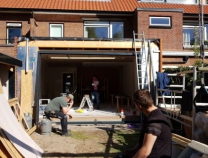 traditioneel aanbouw Voordat het kozijn in de gevel word geplaatst worden antijd de maten van de beraming nog eens dubbel gecontroleerd of het past.